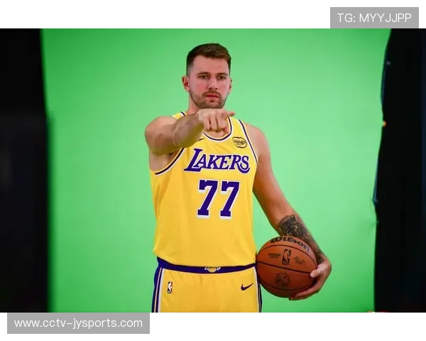 杜伦突破肘击拉拉维亚遭一级恶犯，东契奇报复动作引回看