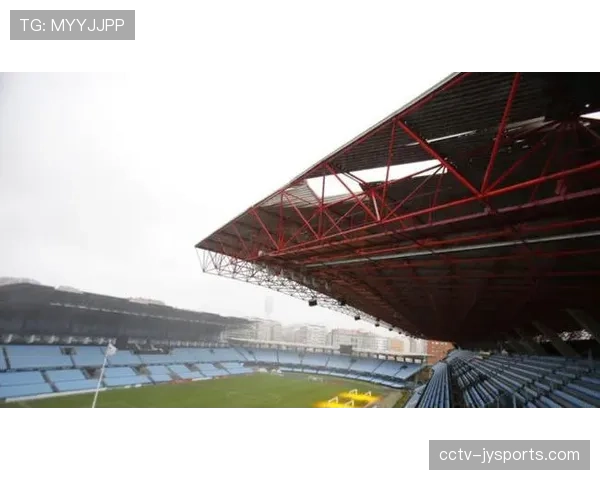 实时:暴雨导致老特拉福德球场顶棚漏水,排水系统与现场大屏供电接受压力测试 实时:暴雨导致老特拉福德球场顶棚漏水,排水系统与现场大屏供电接受压力测试
